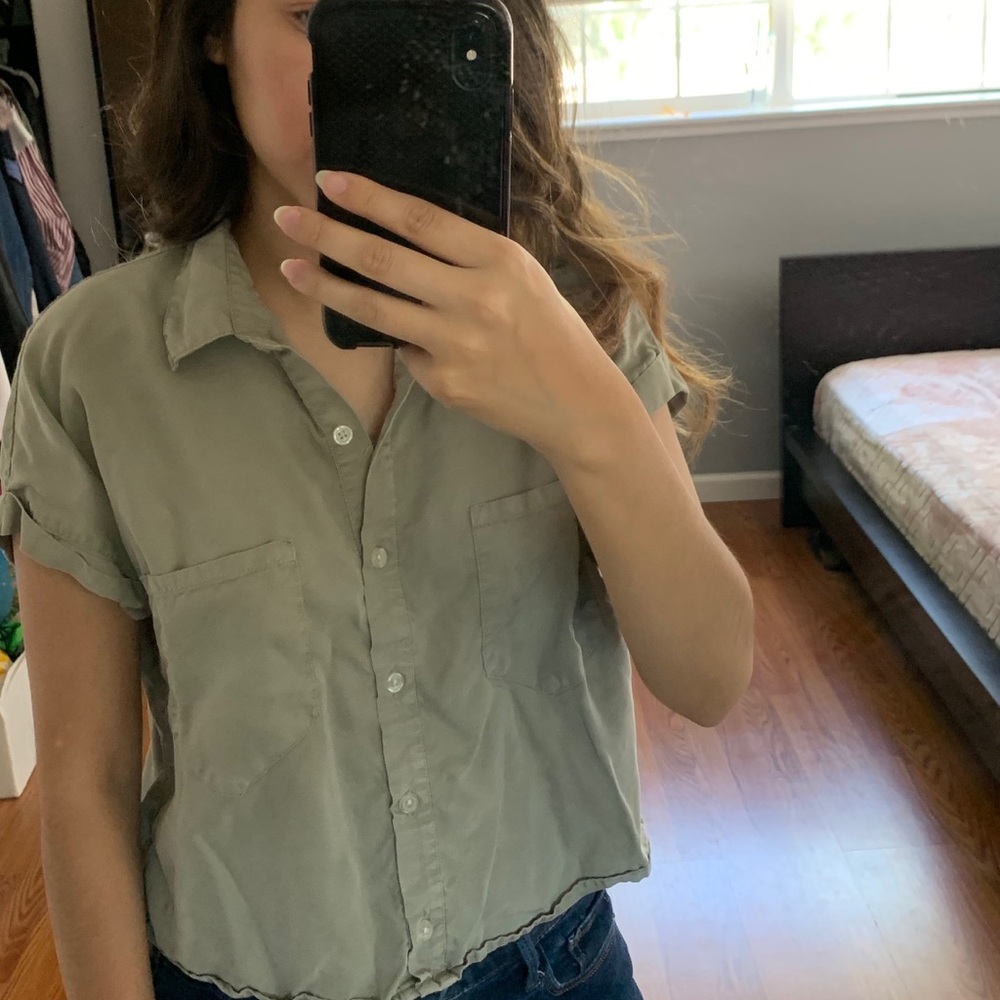 Forever 21 Olive green crop top Botton up